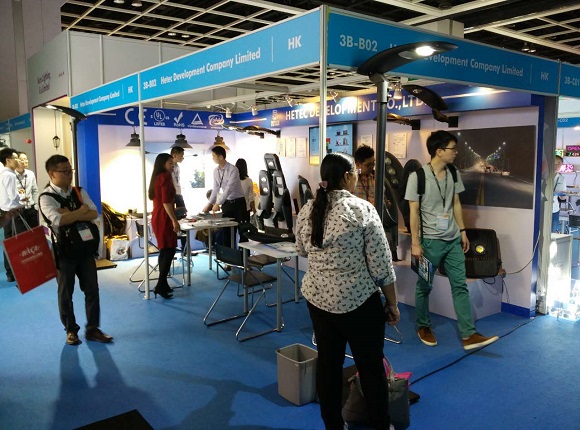 剛剛開(kāi)展?jié)h鼎綠能展位上便迎來(lái)了許多國(guó)外客戶的參觀了解