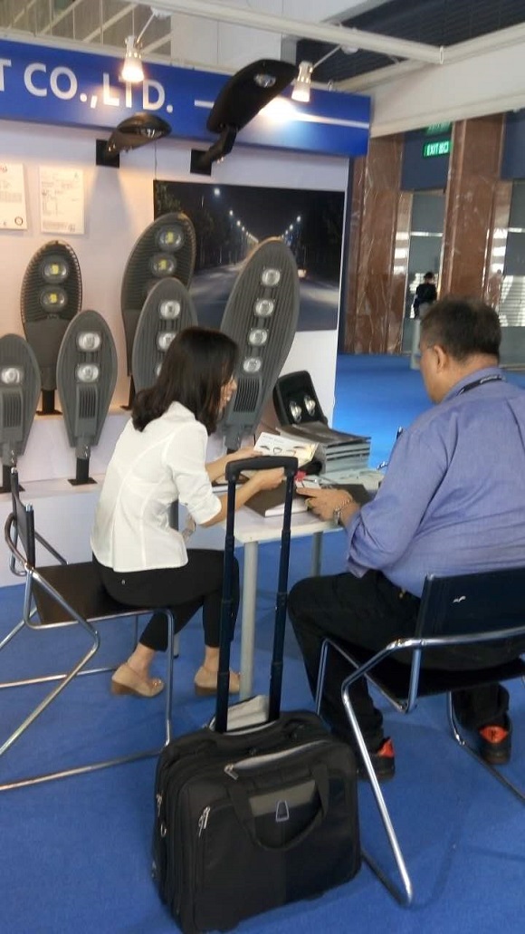 客戶對(duì)漢鼎綠能led燈具，購(gòu)買意愿較高，希望展會(huì)結(jié)束后到工廠參觀